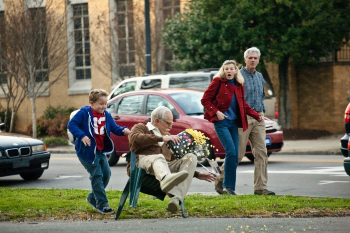 Джони Ноксвил вилнее като 86-годишен старец в Jackass Presents: Bad Grandpa (Трейлър)