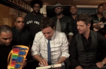 Робин Тик се отби при Джими Фалън за веселяшка акустична версия на Blurred Lines с The Roots (Видео)