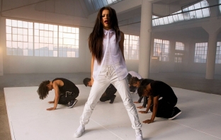 Replay новото супер секси видео на звездата от Shake It Up Zendaya 
