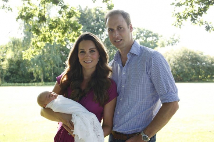 Кейт Мидълтън и принц Уилям показаха за пръв път семейни снимки с принц Джордж