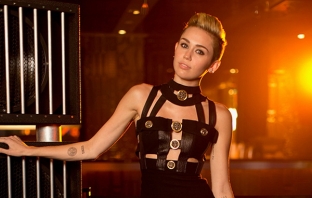 Майли Сайръс идва като Wrecking Ball във втория сингъл от Bangerz (Аудио) Майли Сайръс идва като Wrecking Ball във втория сингъл от Bangerz (Аудио)