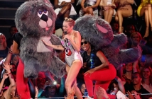 MTV VMAs 2013: Майли Сайръс остана с празни ръце, но събра погледите с шокиращ пърформанс (Снимки и видео)