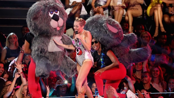 MTV VMAs 2013: Майли Сайръс остана с празни ръце, но събра погледите с шокиращ пърформанс (Снимки и видео)