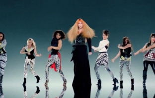 Cher издава видеоклипове и на 67 години. Гледай Woman's World тук!