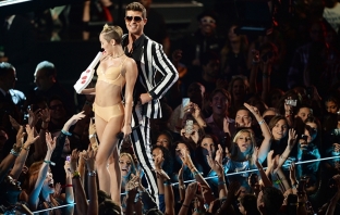 Комикът Джон Ладжои защити Майли Сайръс с ироничната песен Miley, You're a Good Girl Комикът Джон Ладжои защити Майли Сайръс с ироничната песен Miley, You're a Good Girl