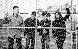 Arctic Monkeys - за въпросите, отговорите и края на буйната младост