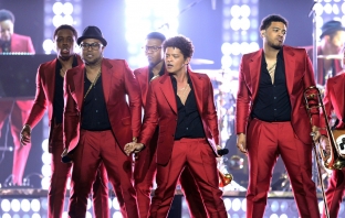 Bruno Mars с шоуто на полувремето на Super Bowl 2014