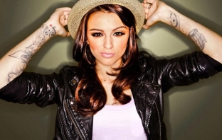 Съблазнителната Cher Lloyd пусна новото си видео I Wish с участието на T.I.