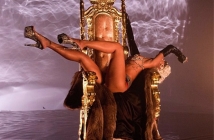 Полугола и необуздана - Rihanna възседна трона в Pour It Up (Видео)