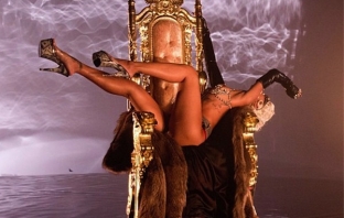 Полугола и необуздана - Rihanna възседна трона в Pour It Up (Видео)