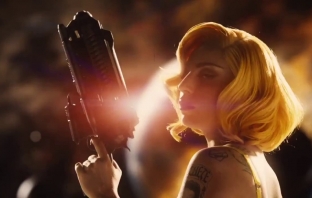 Секс, експлозии и кръв в lyric видеото на Lady Gaga към Aura с кадри от Machete Kills 