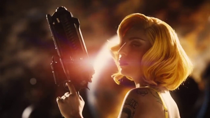 Секс, експлозии и кръв в lyric видеото на Lady Gaga към Aura с кадри от Machete Kills 