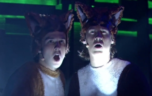 Ylvis и техният хит The Fox минаха ударно през шоуто на Джими Фалън (Видео)