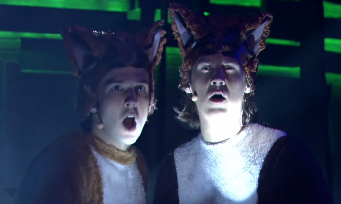 Ylvis и техният хит The Fox минаха ударно през шоуто на Джими Фалън (Видео)