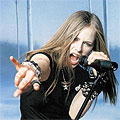 Avril Lavigne наплю папарак, извини се на феновете си