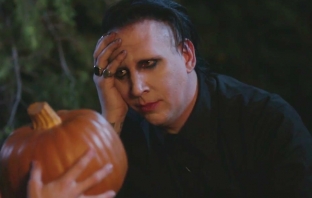 Marilyn Manson плаши деца с истории за духове навръх Хелоуин (Видео)