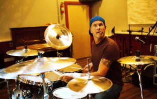Барабанистът на Red Hot Chili Peppers си избърса задника с фланелка на Фламенго (Видео)