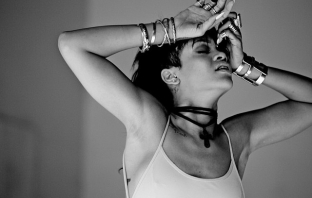 Rihanna е обладана от зли духове в What Now (Видео)