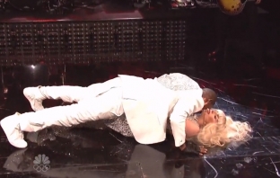 Lady Gaga и R. Kelly имитираха секс на живо в Saturday Night Live (Видео)