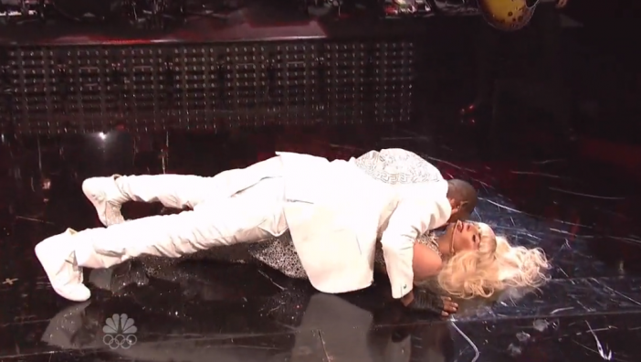Lady Gaga и R. Kelly имитираха секс на живо в Saturday Night Live (Видео)