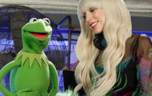 Lady Gaga се съюзи с Мъпетите и Джоузеф Гордън-Левит за съвместно шоу (Видео)