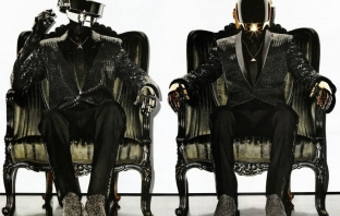 Daft Punk превърнаха Джулиън Касабланкас от The Strokes в Наполеон в Instant Crush (Видео)