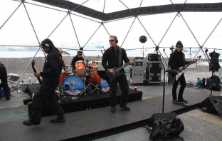 #FreezEmAll: Metallica изнесоха уникален концерт на Антарктида (Видео)