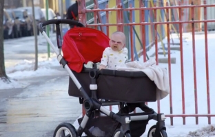 Дяволско бебе стресира Ню Йорк в страховита скрита камера (Видео)
