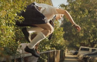 Брутална реклама плаши учениците, които бягат от час (Видео)
