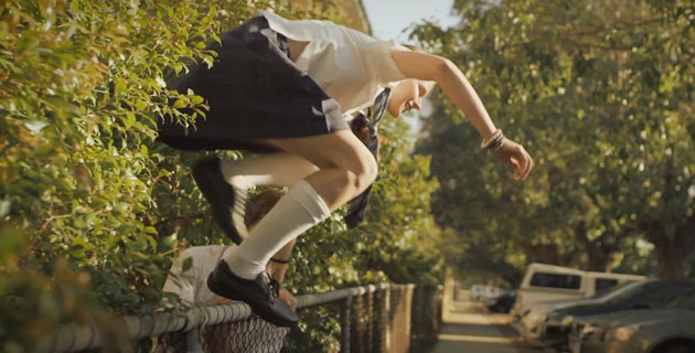 Брутална реклама плаши учениците, които бягат от час (Видео)