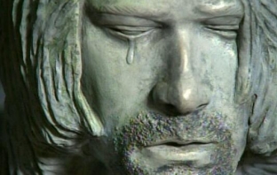 Откриха плачеща статуя на Кърт Кобейн в родния му град Абърдийн