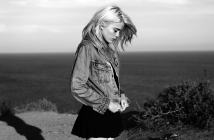 Sky Ferreira с 60 шева на крака след падане от сцената на турнето Bangerz