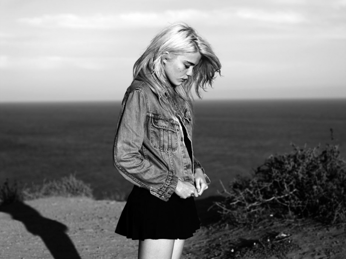 Sky Ferreira с 60 шева на крака след падане от сцената на турнето Bangerz