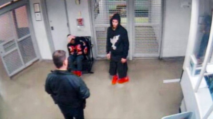 Полицейски камери показват Джъстин Бийбър в ареста, звездата прави лицеви опори﻿ зад решетките (Видео)
