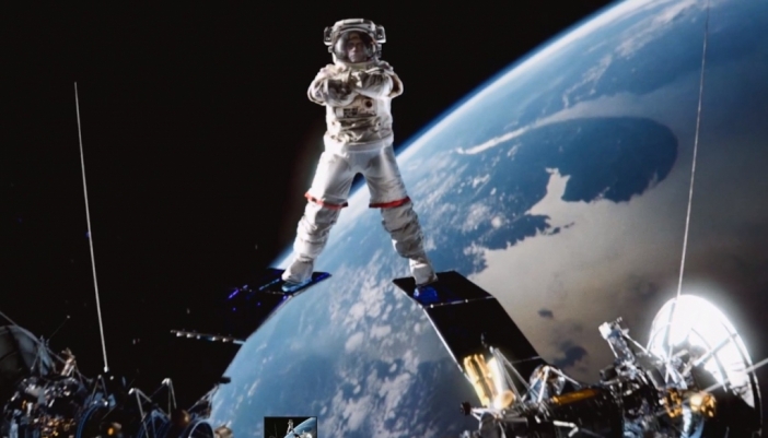 Жан-Клод Ван Дам направи шпагат на ръба на Космоса (Видео)