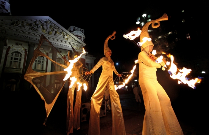 Fireter - българският театър на огъня и сенките се присъединява към Фестивала на цветовете (Видео)