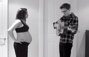 Музикант представи бременността на жена си до раждането в уникално видео