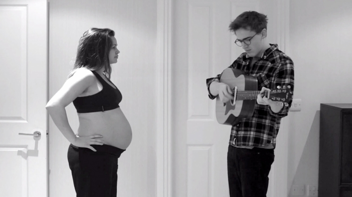 Музикант представи бременността на жена си до раждането в уникално видео