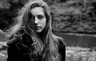 Birdy е отмъстителен дух в призрачното видео Words As Weapons