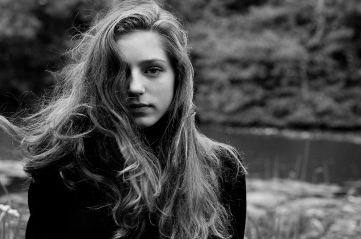 Birdy е отмъстителен дух в призрачното видео Words As Weapons