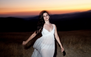 Lana Del Rey с нова песен - чуй Meet Me in the Pale Moonlight тук (Аудио)