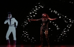 M.I.A. и Janelle Monae с първия в света холограмен дует (Видео)