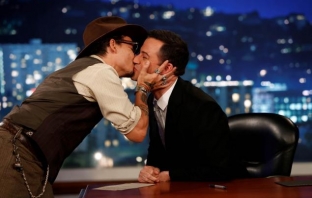 Джони Деп и Джими Кимел се целунаха на живо в ефир (Видео)