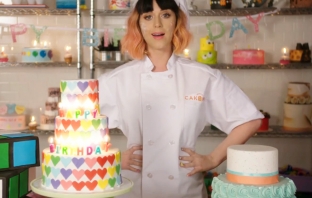 Кейти Пери прави торти и сладкиши в оригиналното lyric видео Birthday