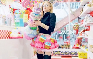 Да удариш дъното - светът отритна Аврил Лавин и видеото Hello Kitty