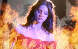 Lana Del Rey е в пламъци във видеото на West Coast