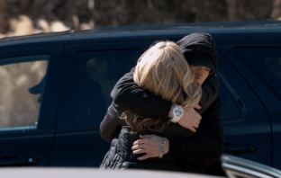 Eminem посвети на майка си режисираното от Спайк Лий видео Headlights