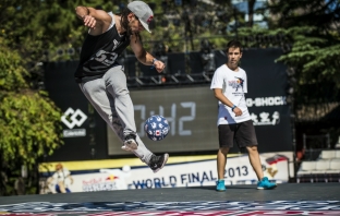 Уникално футболно шоу преди Световното в Бразилия с Red Bull Street Style в Пловдив