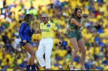 Pitbull втрещи с нелепата си визия на откриването на Световното по футбол (Видео)