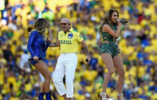 Pitbull втрещи с нелепата си визия на откриването на Световното по футбол (Видео)